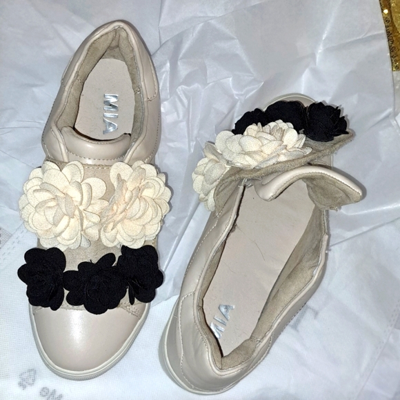 Mia Sneakers.  Cream with Black and White flower Design. Velcro top. Size 8.NWOT - Picture 4 of 7